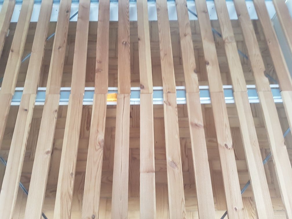 Cama de casal em madeira