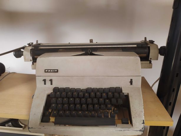 2 máquinas de escrever antigas