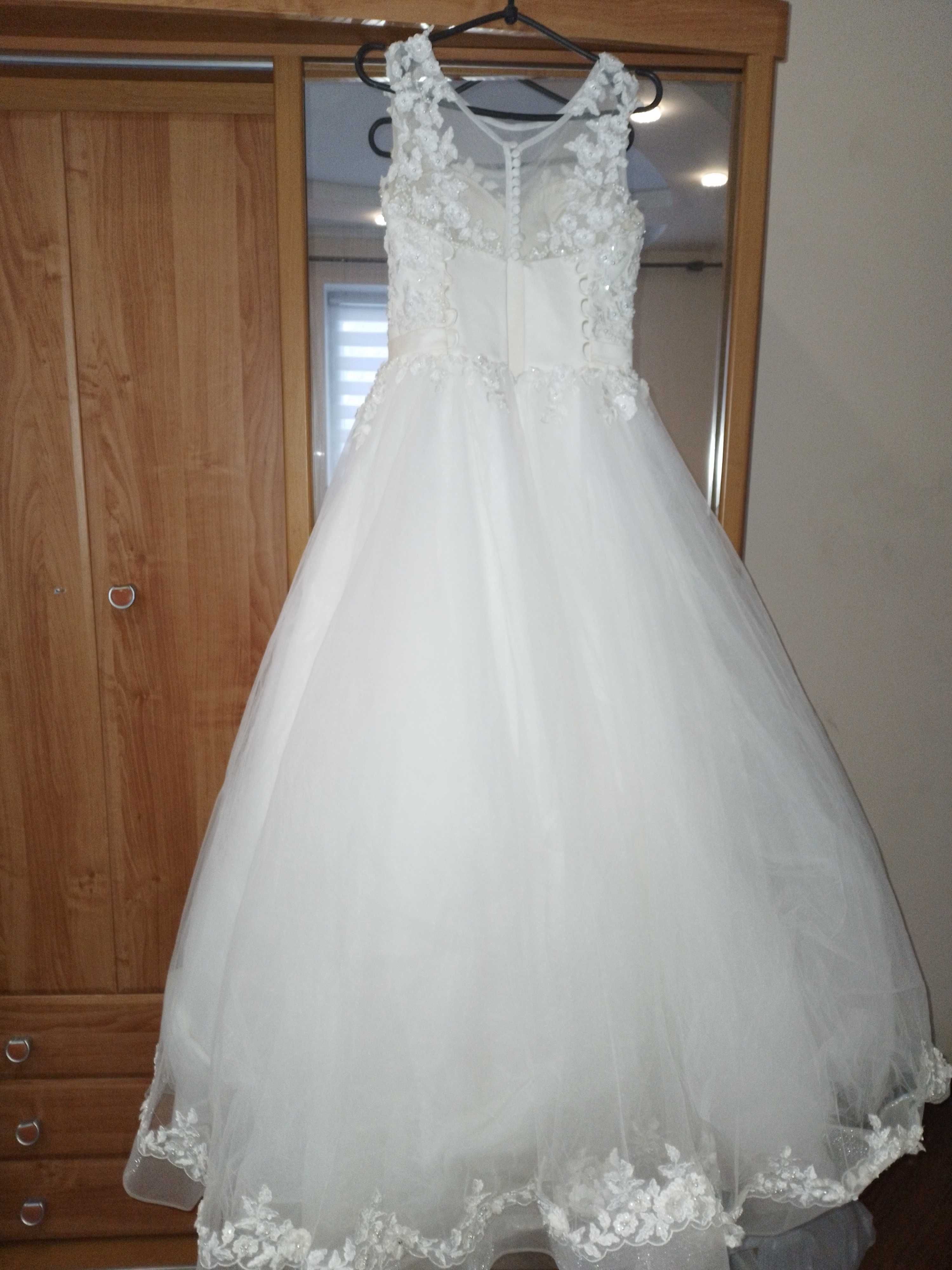 Весільна сукня коліру айворі