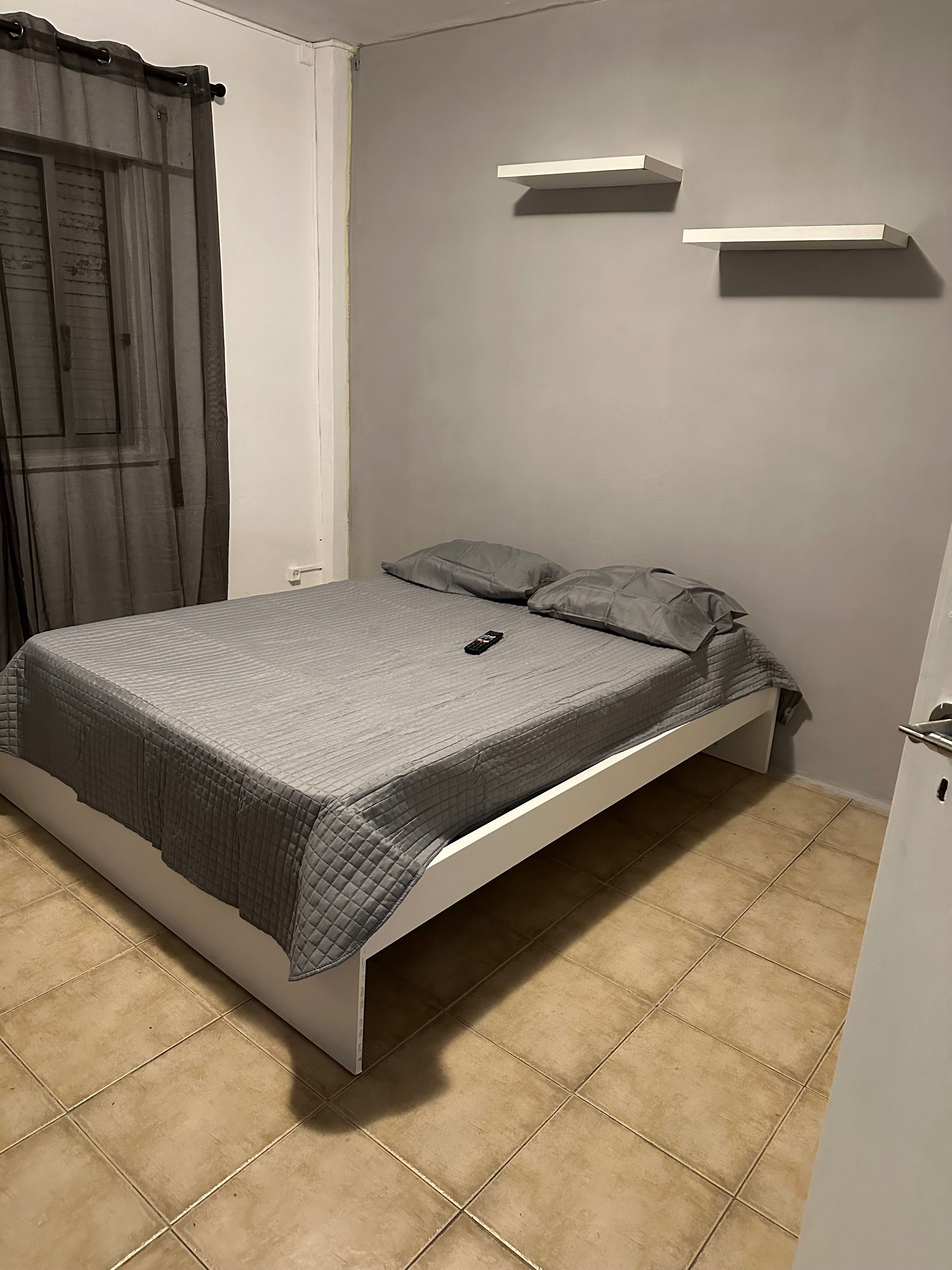 Quarto disponível para mulher Setubal/Bairro:Liceu