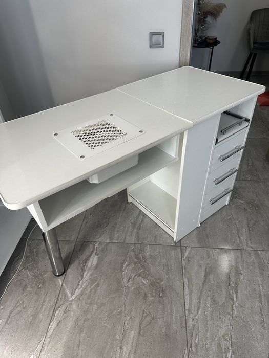 Стол маникбрный с вытяжкой