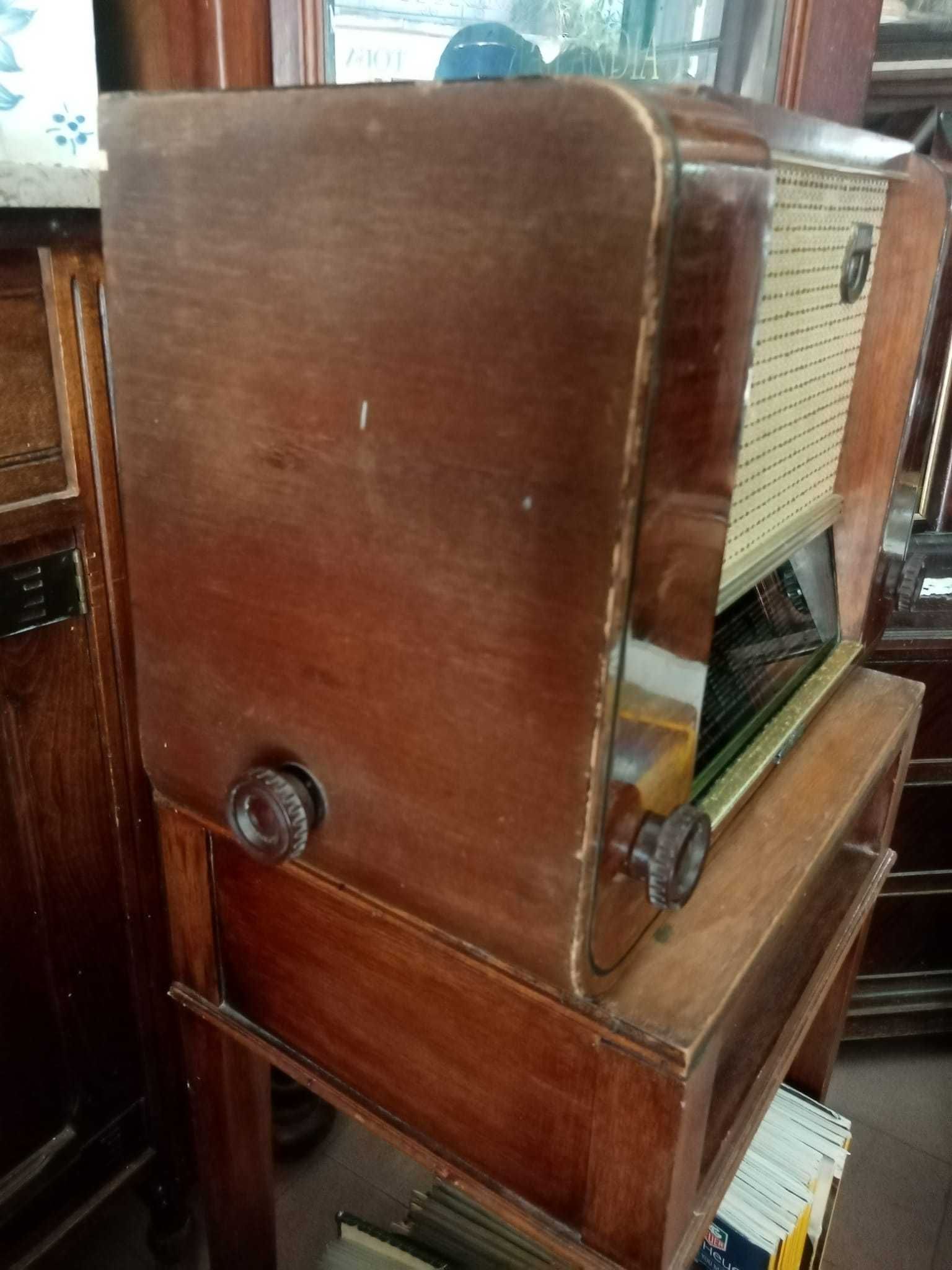 Rádio Rádio Vintage Schaub Koralle – Modelo E11 (antigo)