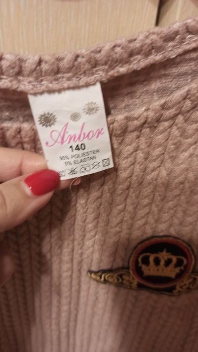 Krótszy sweterek dla dziewczynki