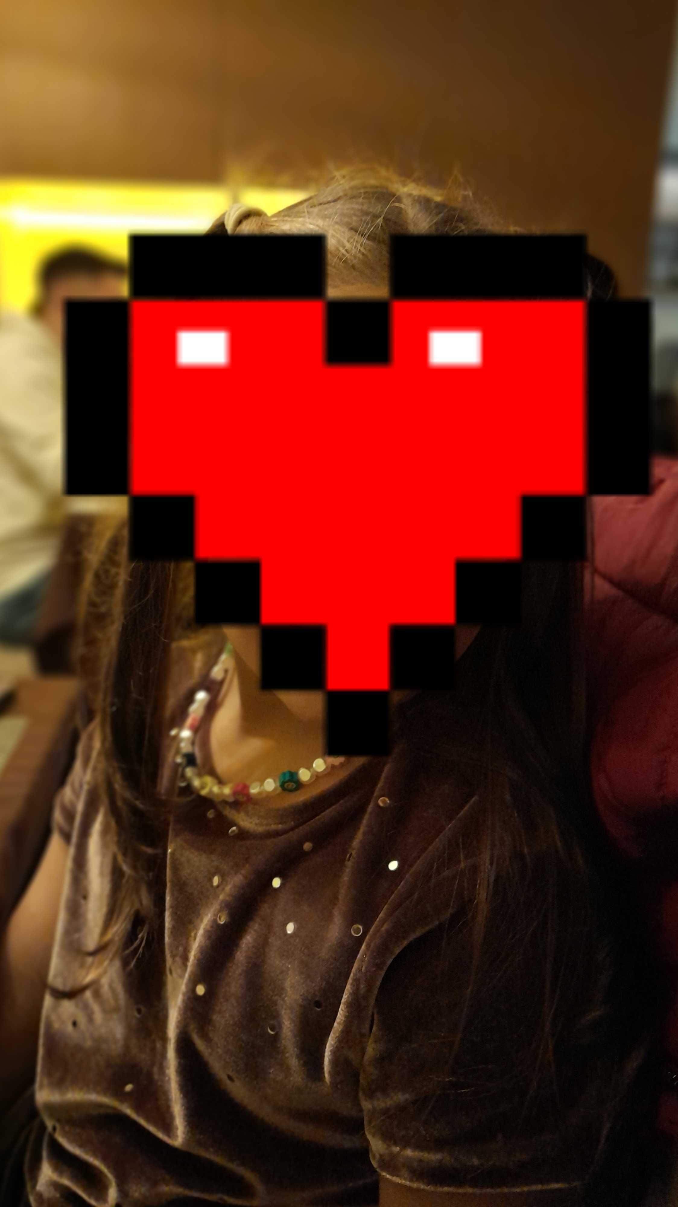 Vestido castanho aveludado com aplicações brilhantes da ZARA GIRLS