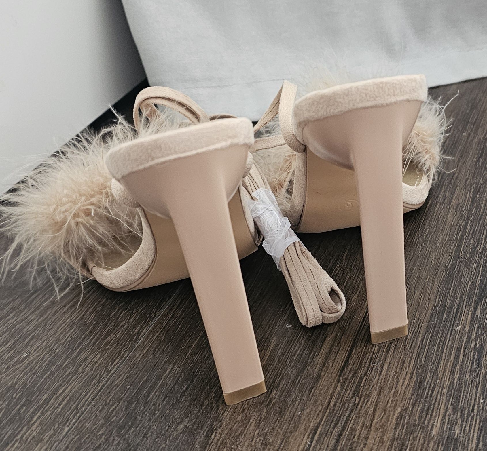 04 Shein Szpilki z piórami beżowe r.36