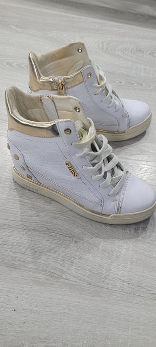 Butki na koturnie Guess 38