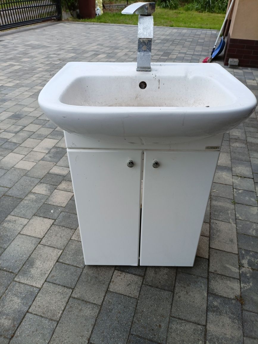 Szafka z umywalką i baterią