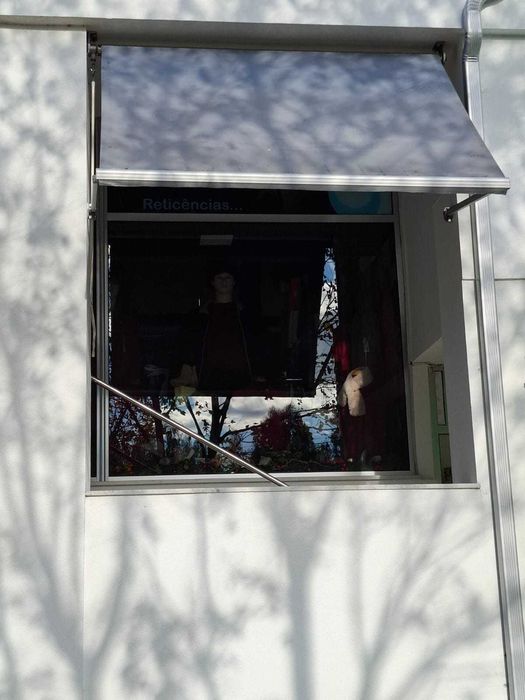 Toldos Retráteis Bem Conservados - Perfeitos para Loja ou Casa