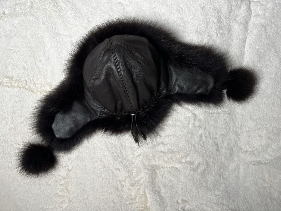 Шкіряна шапка з натуральним хутром песця