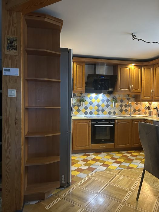 Meble kuchenne ze zmywarka i okapem