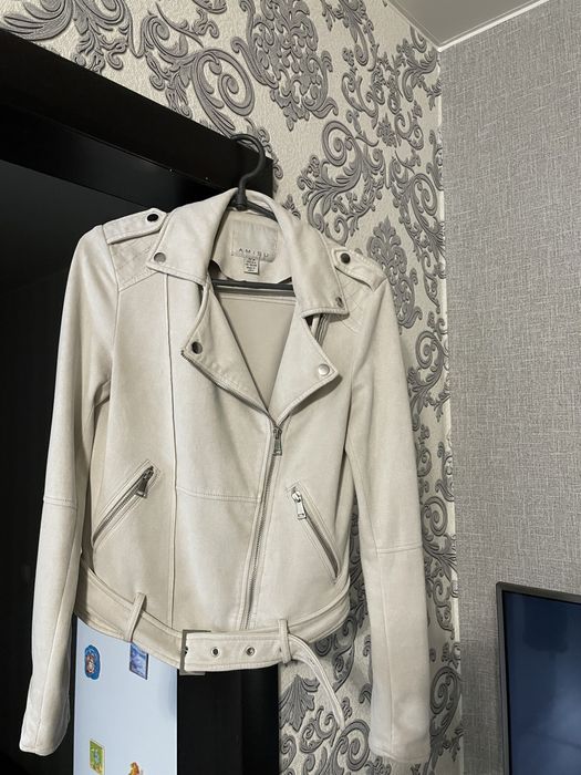 Стильная бежевая косуха