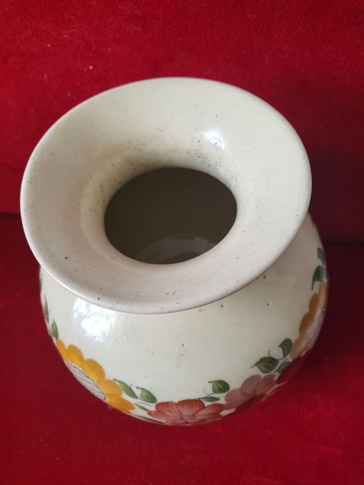 Piekny  wazon z podpisem  ceramika - fajans .- zdobiony recz.lata 60 t