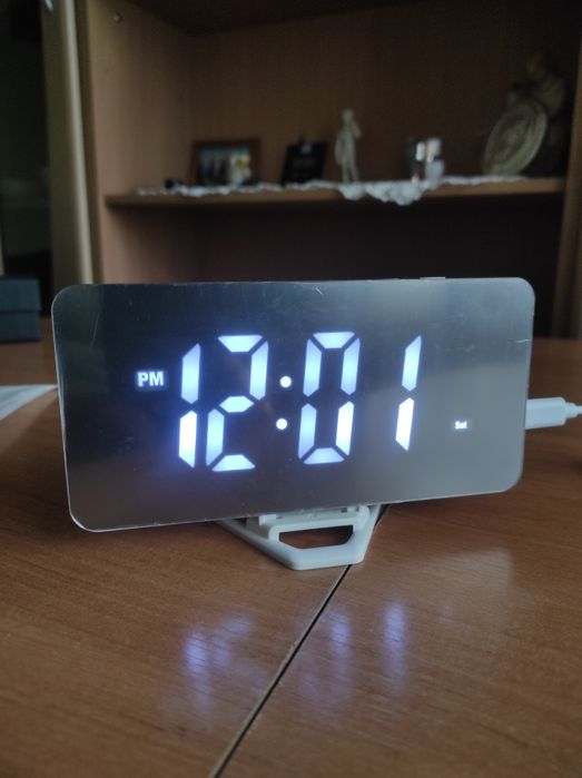 Годинник електронний настільний.