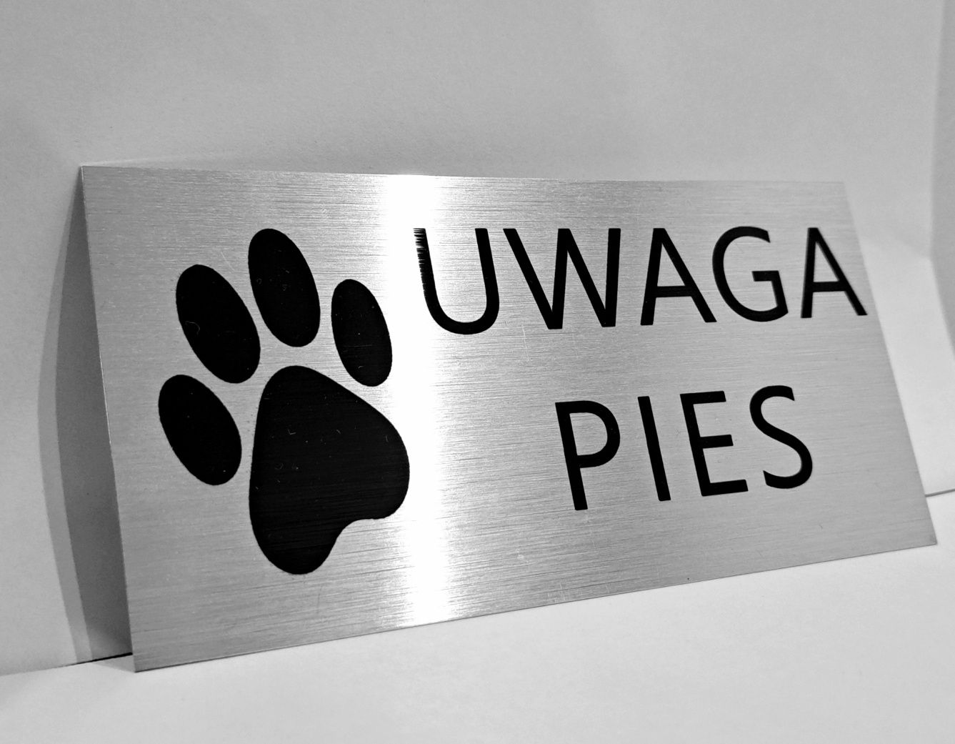 Srebrna tabliczka uwaga pies łapka