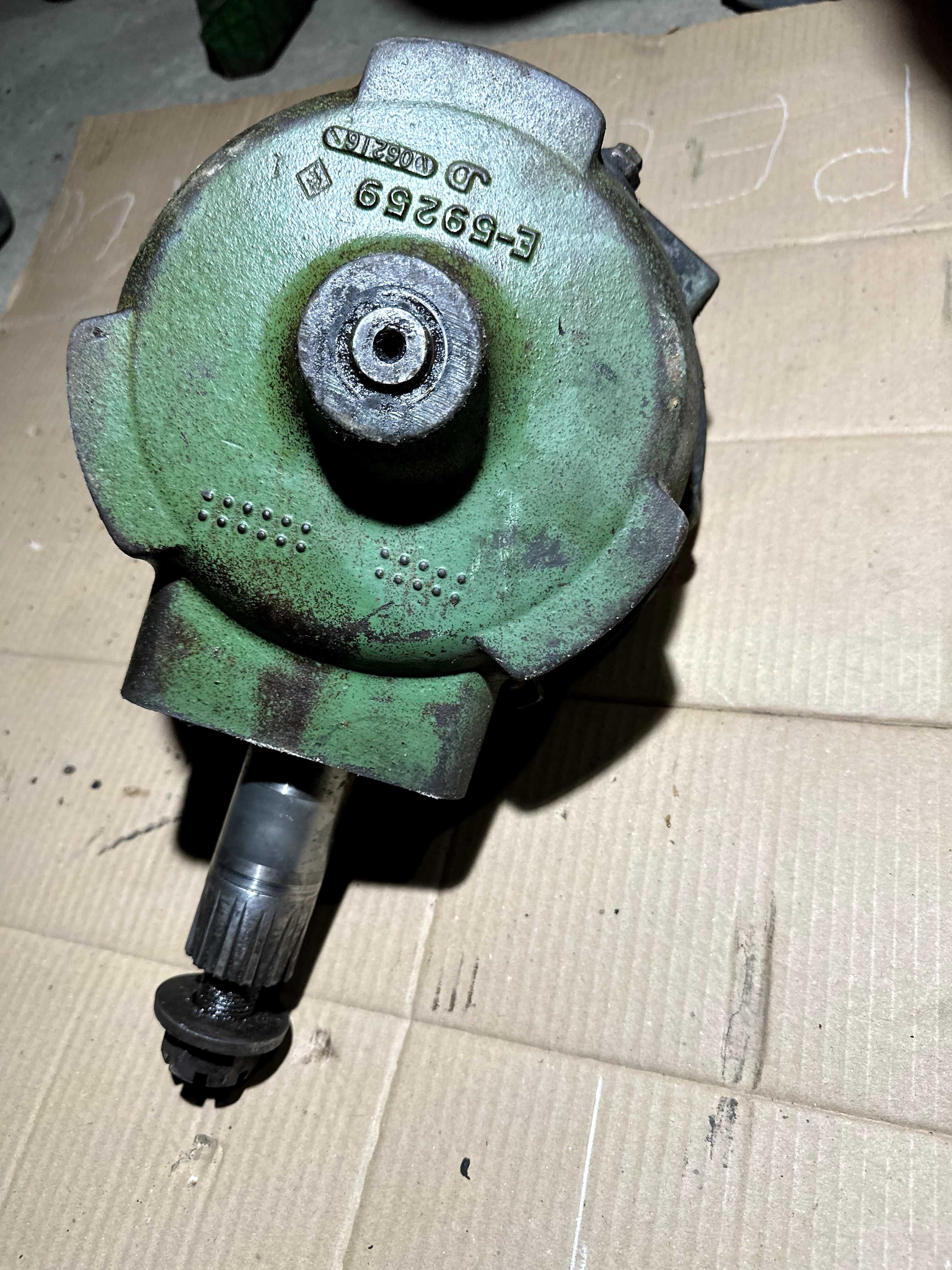 Редуктор привода косы жатки комбайна John Deere E-59259