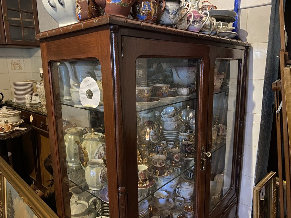 Vitrine Antiga em Madeira Maciça