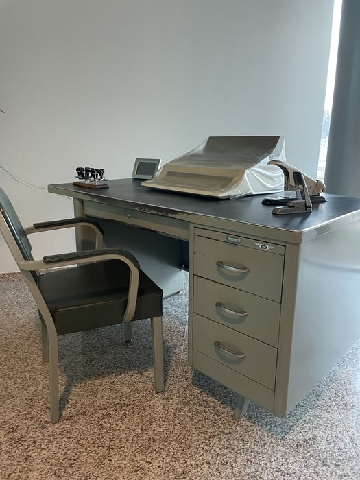 Secretárias com cadeiras, moveis arquivo e aparador