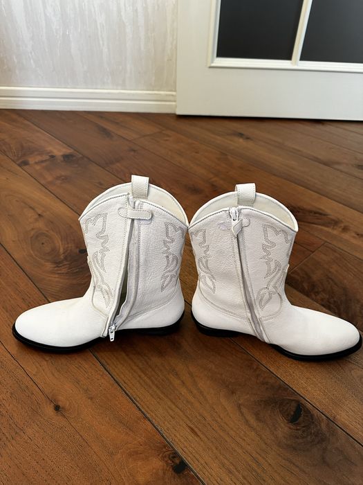 Жіноче взуття, шкіряні козаки