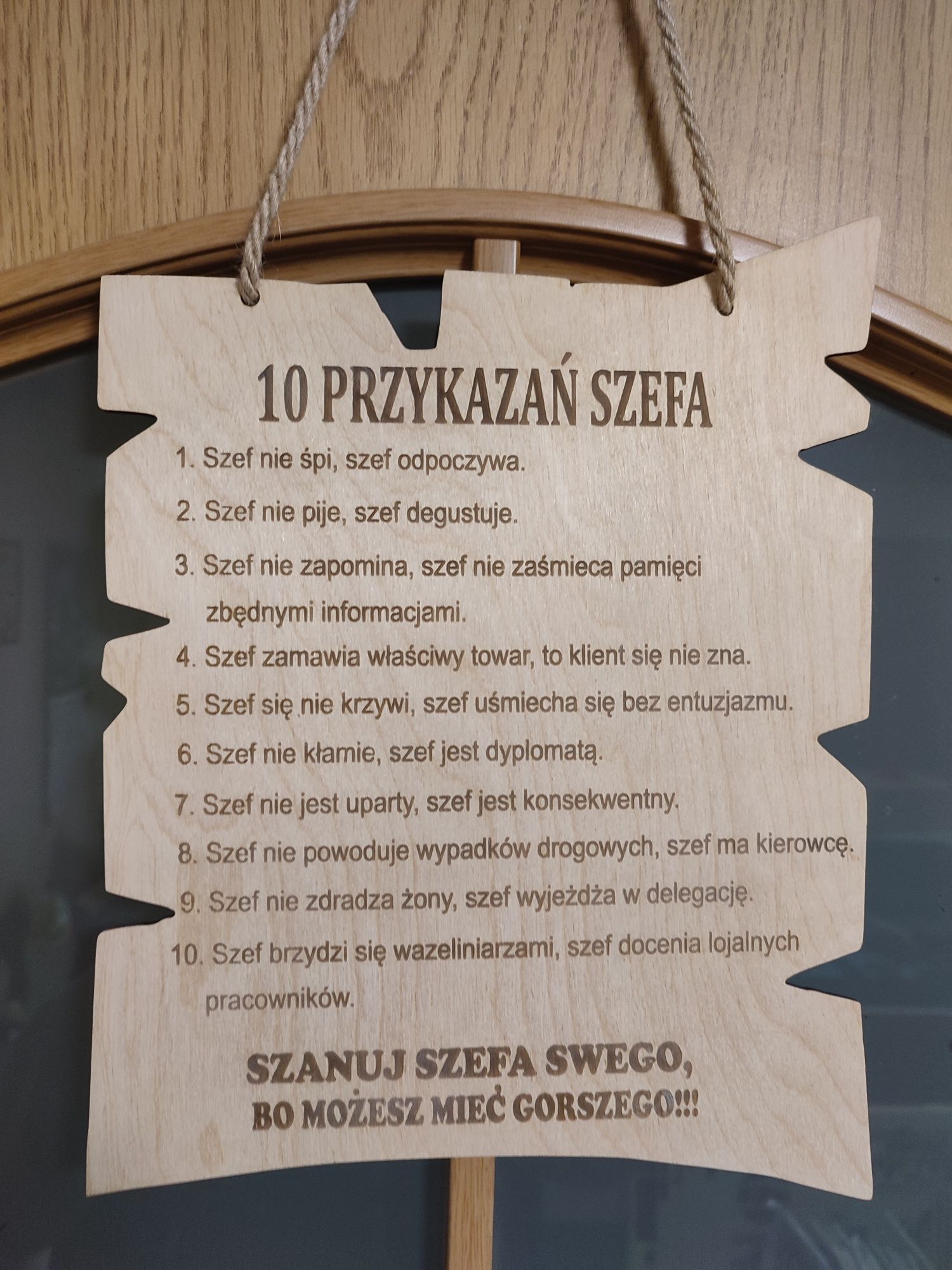 10 Przykazań Szefa, zawieszka dekoracyjna.
