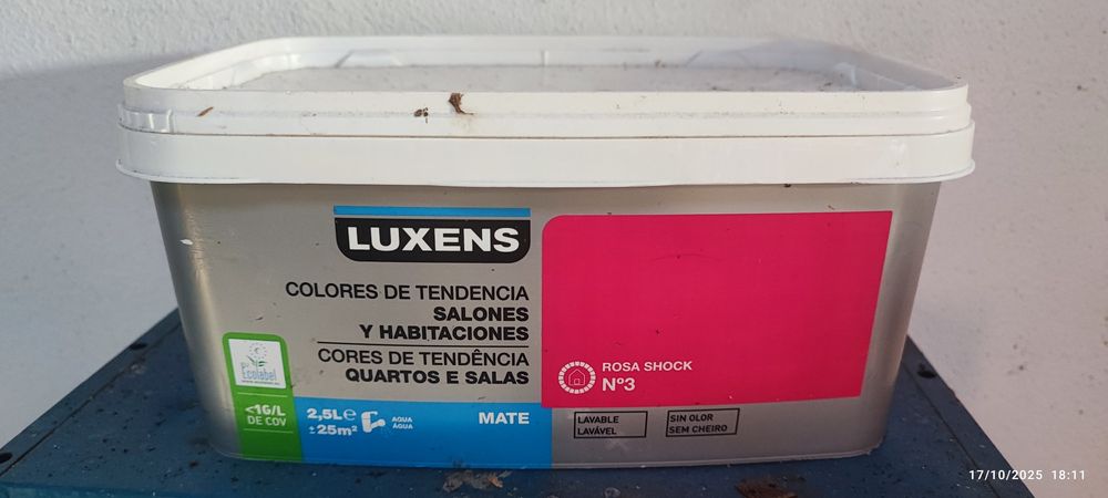 Latas de tintas fechadas ainda
