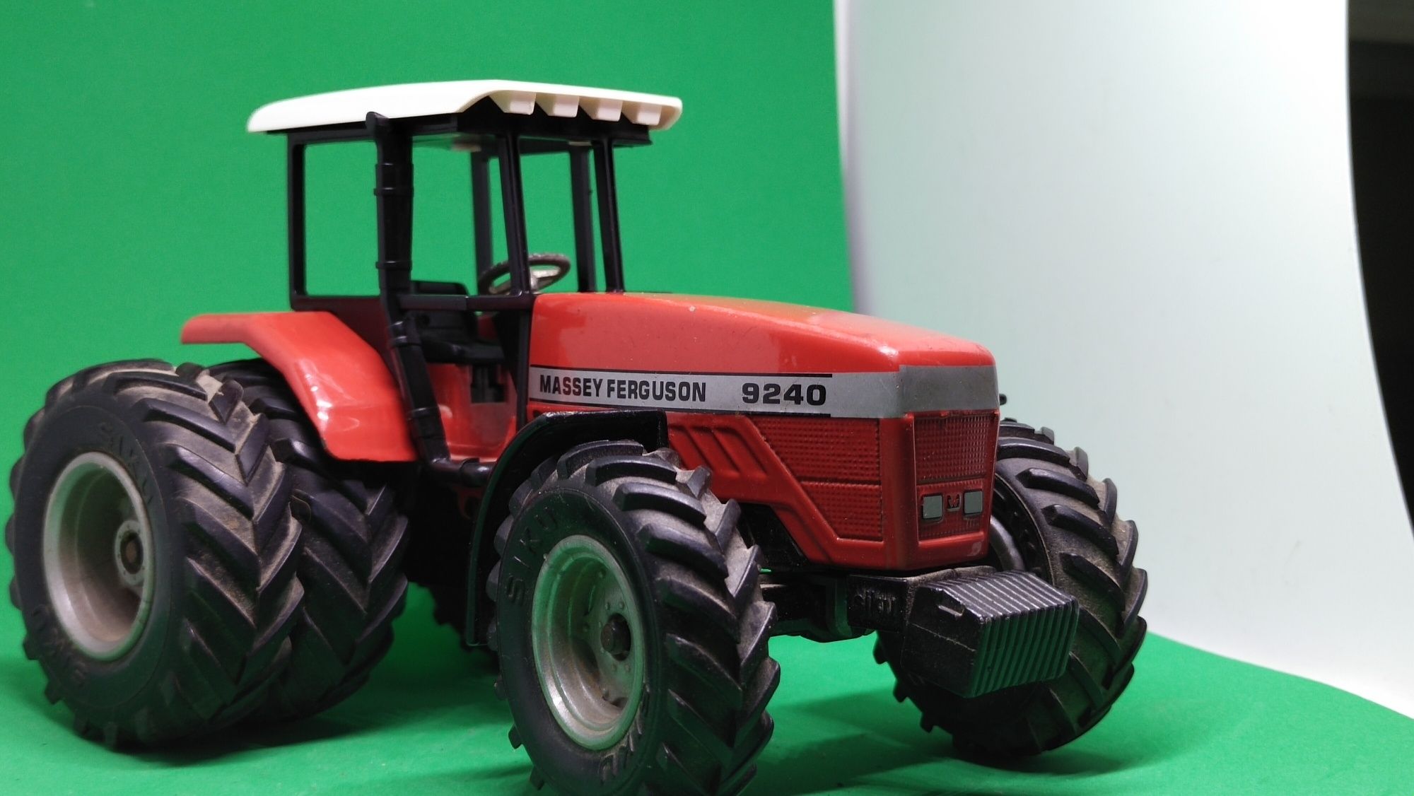 Siku traktor Massey Ferguson 1:32