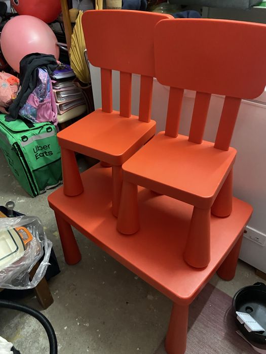 Mesa e doas cadeiras vermelhas do ikea