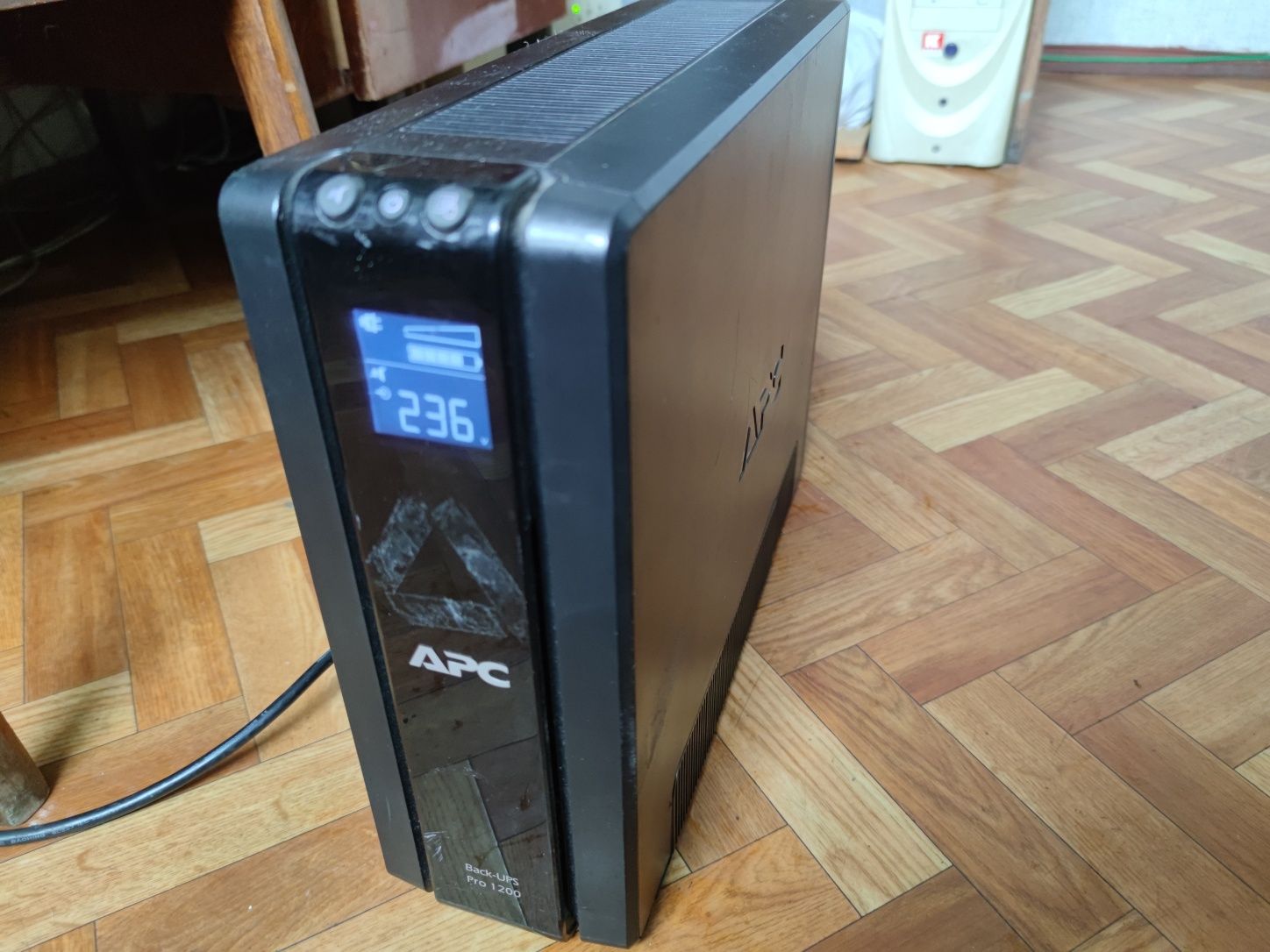 ДБЖ APC Back-UPS Pro 1200VA