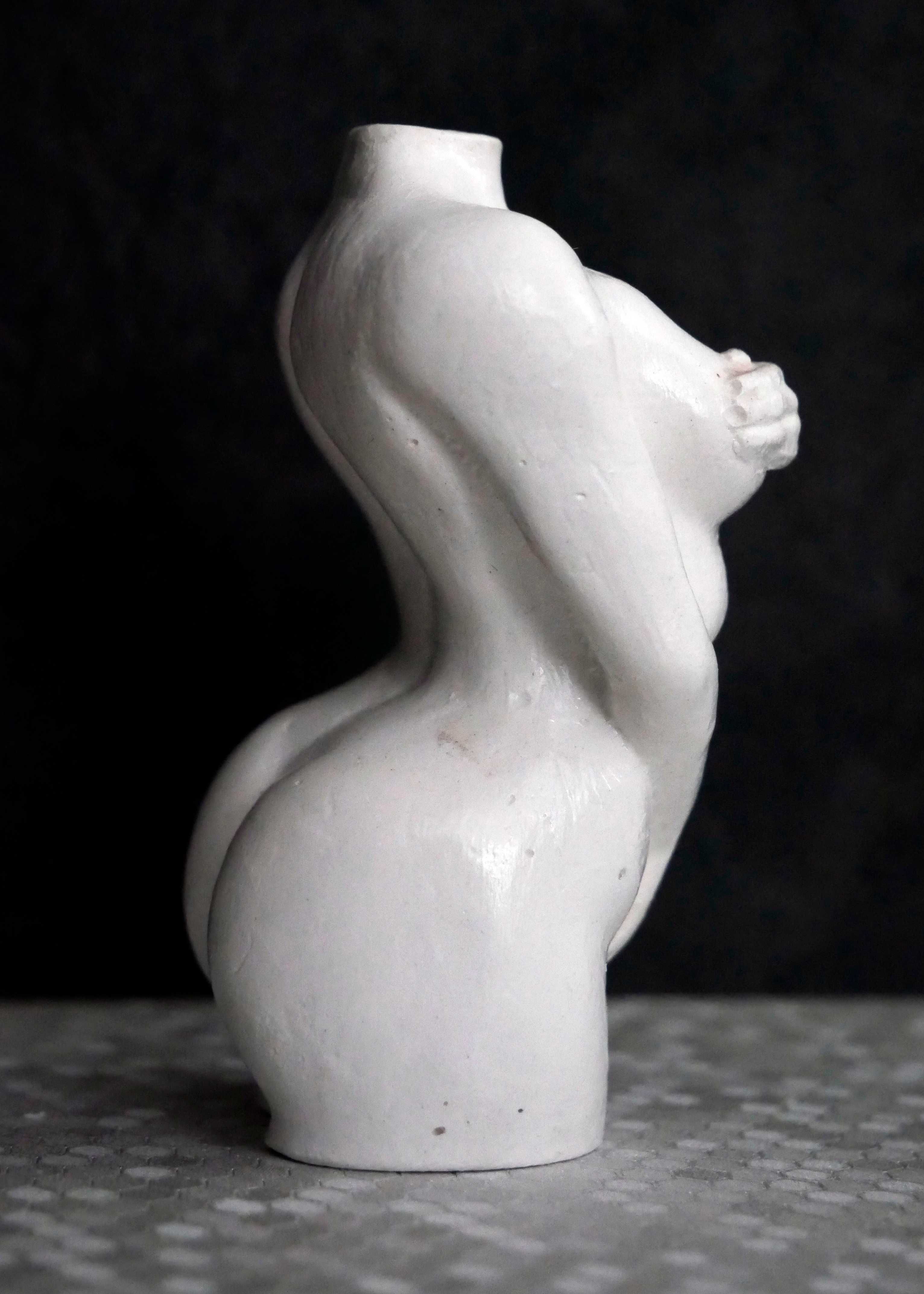 Rzeźba z gipsu, figurka kobiety w bieli, wys. 8,5 cm
