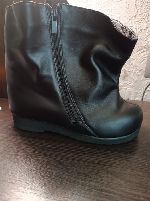 Спеціальне взуття жіноче у кого є " слоновість" лімфостаз