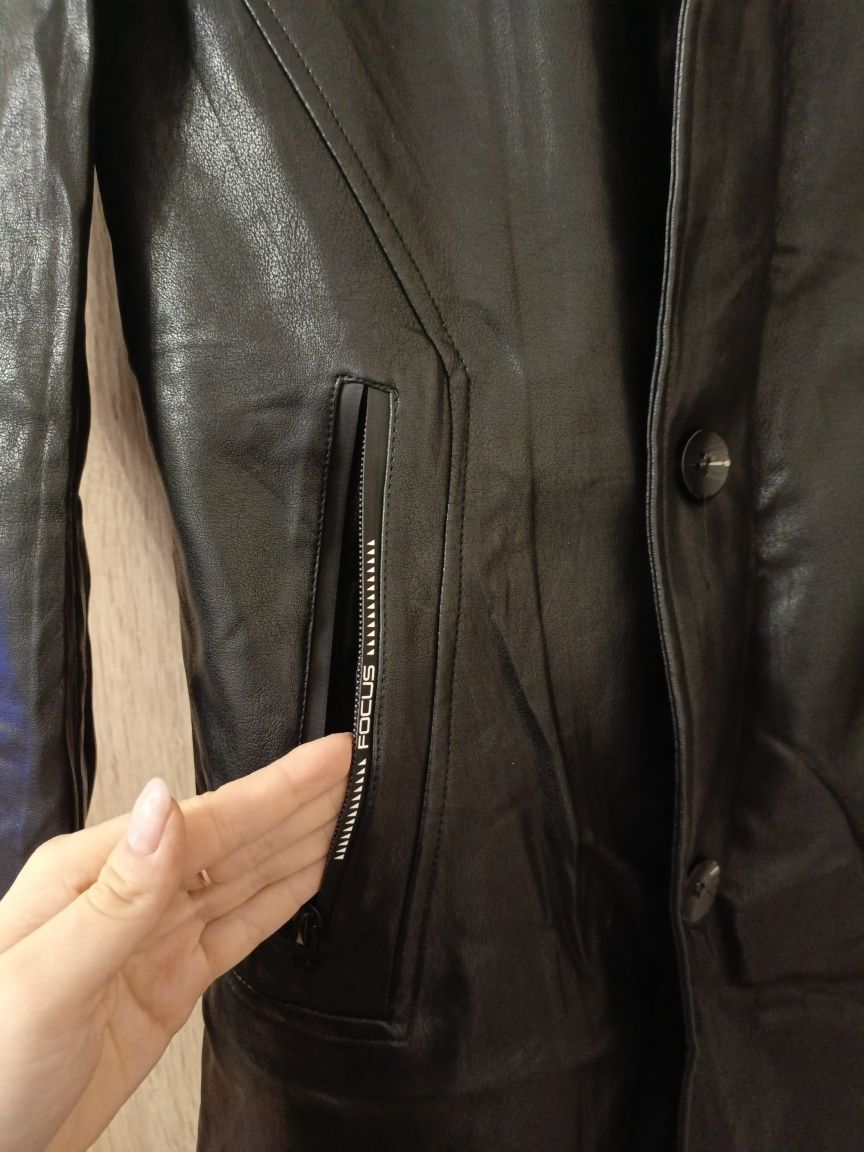 Płaszcz czarny skórzany z guzikami