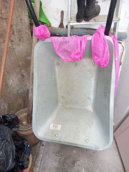 Carrinho de mão em bom estado