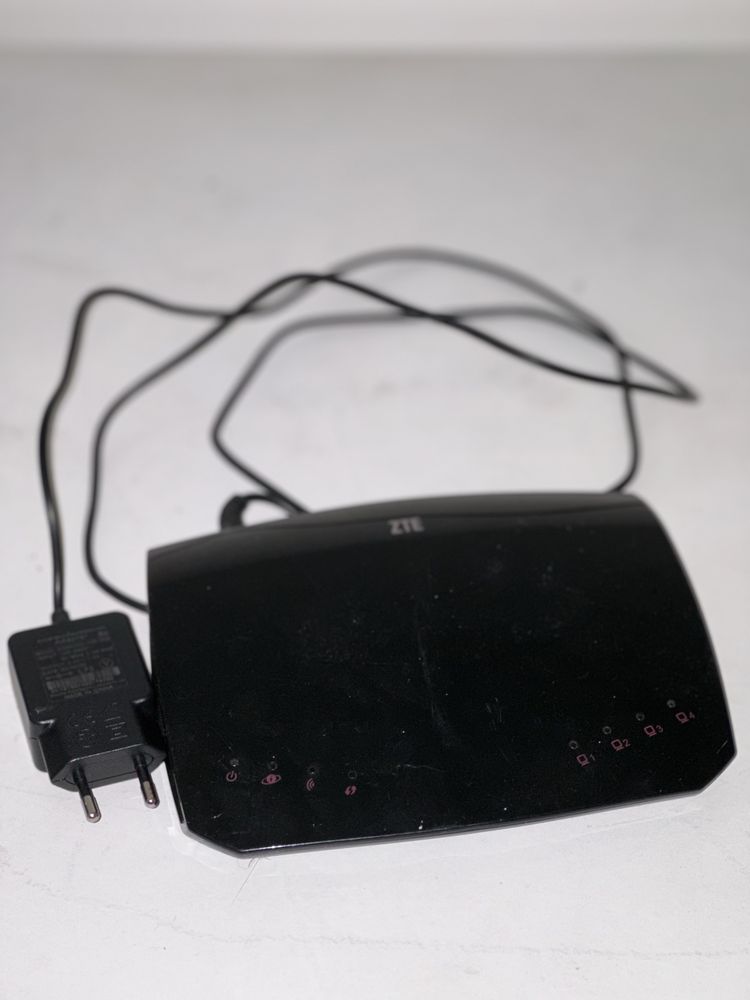 Router wifi ZTE z kablami