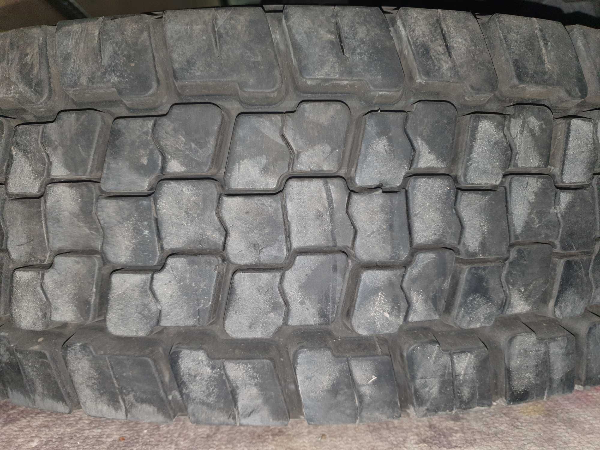 UNIROYAL 235 75 R17.5 в новенькому стані. Без торгу!