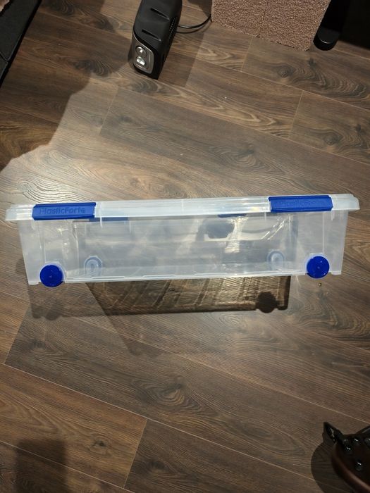 Caixa transparente grande com rodas