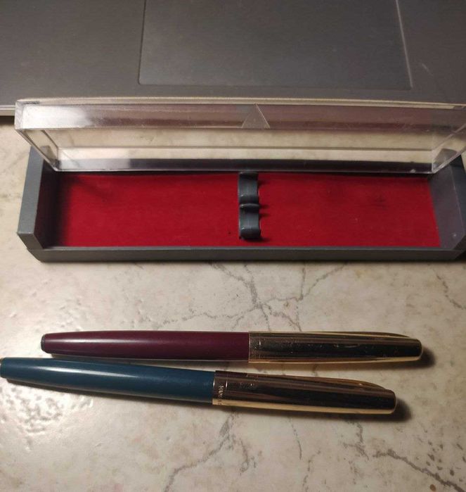 Ручки чернильные с золотыми колпочками.