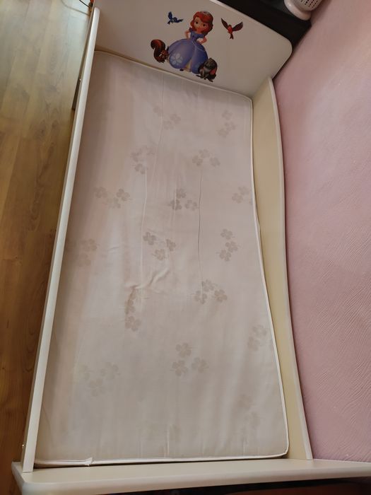 Дитяче ліжко для дівчинки