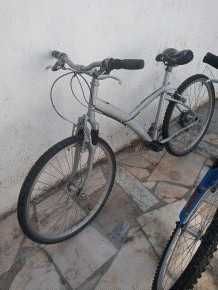 duas bicicletas.