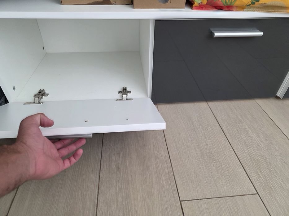 Móvel de sala com módulos suspensos e base – alto brilho preto e branc