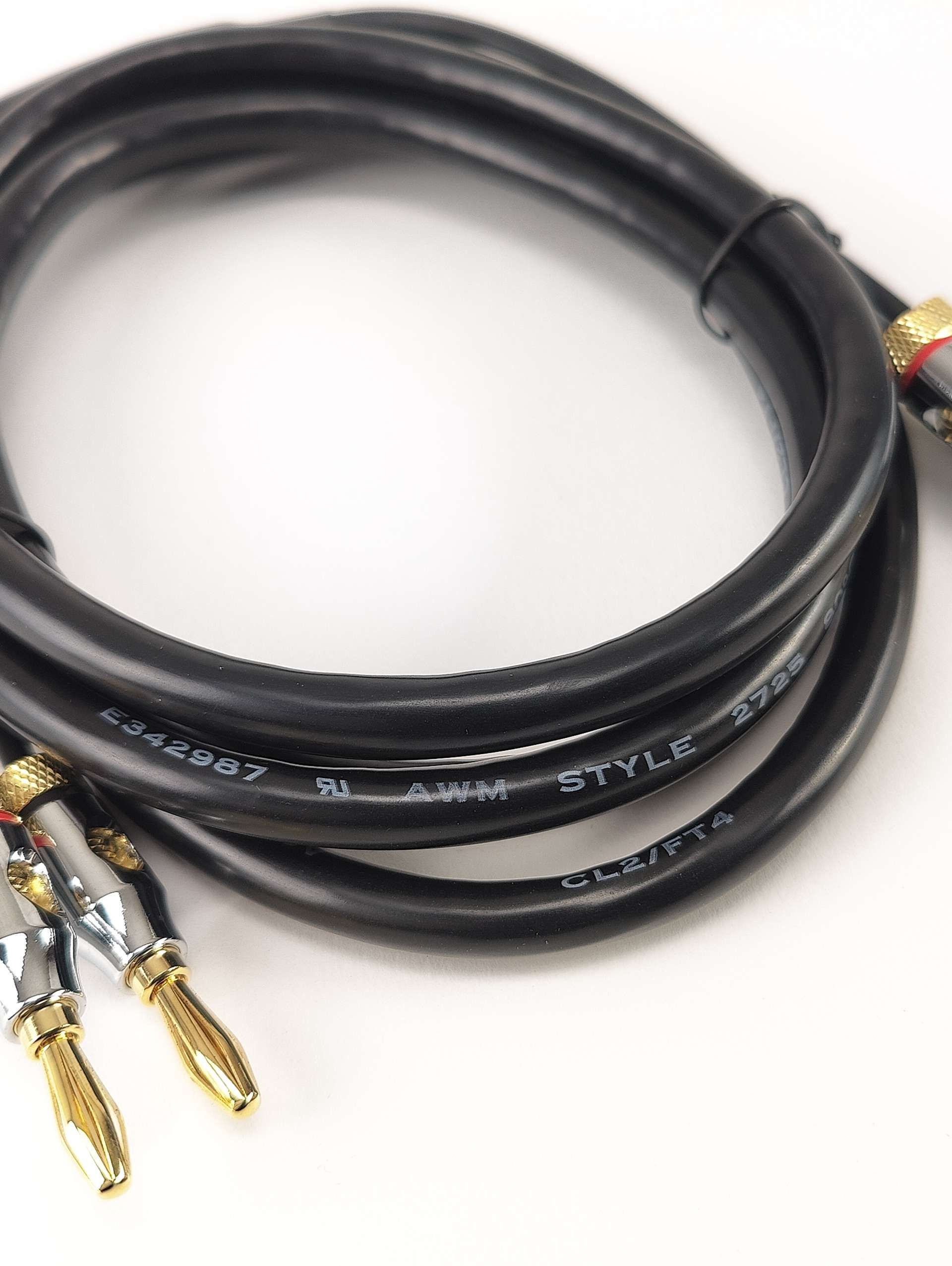 Kabel głośnikowy z wtykami bananowymi Amazon Basics czarny 0,9 m