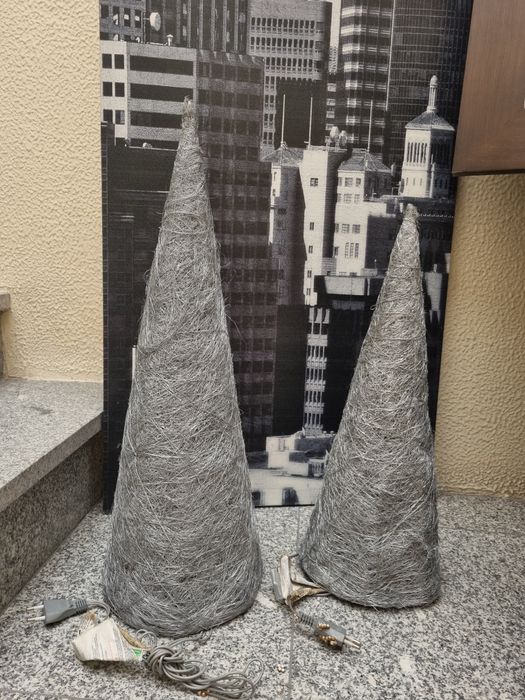 Conjunto  2 cones de arvore de natal  com luz