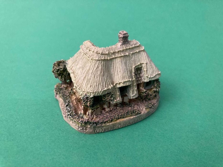 Casinha em miniatura da marca Leonardo Collections England