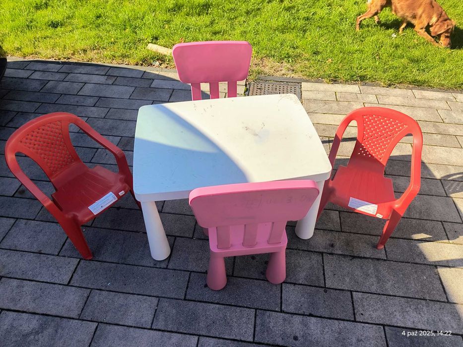 stolik ikea dla dzieci dwa różowe krzesełka
