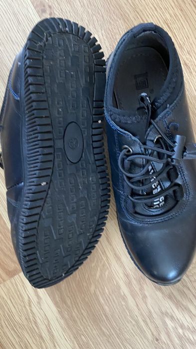 Спортивные туфли)