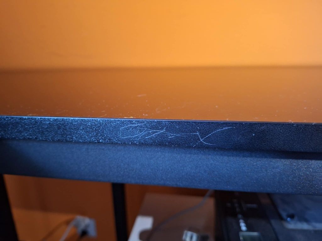 Narożne biurko komputerowe L z nadstawką na monitor