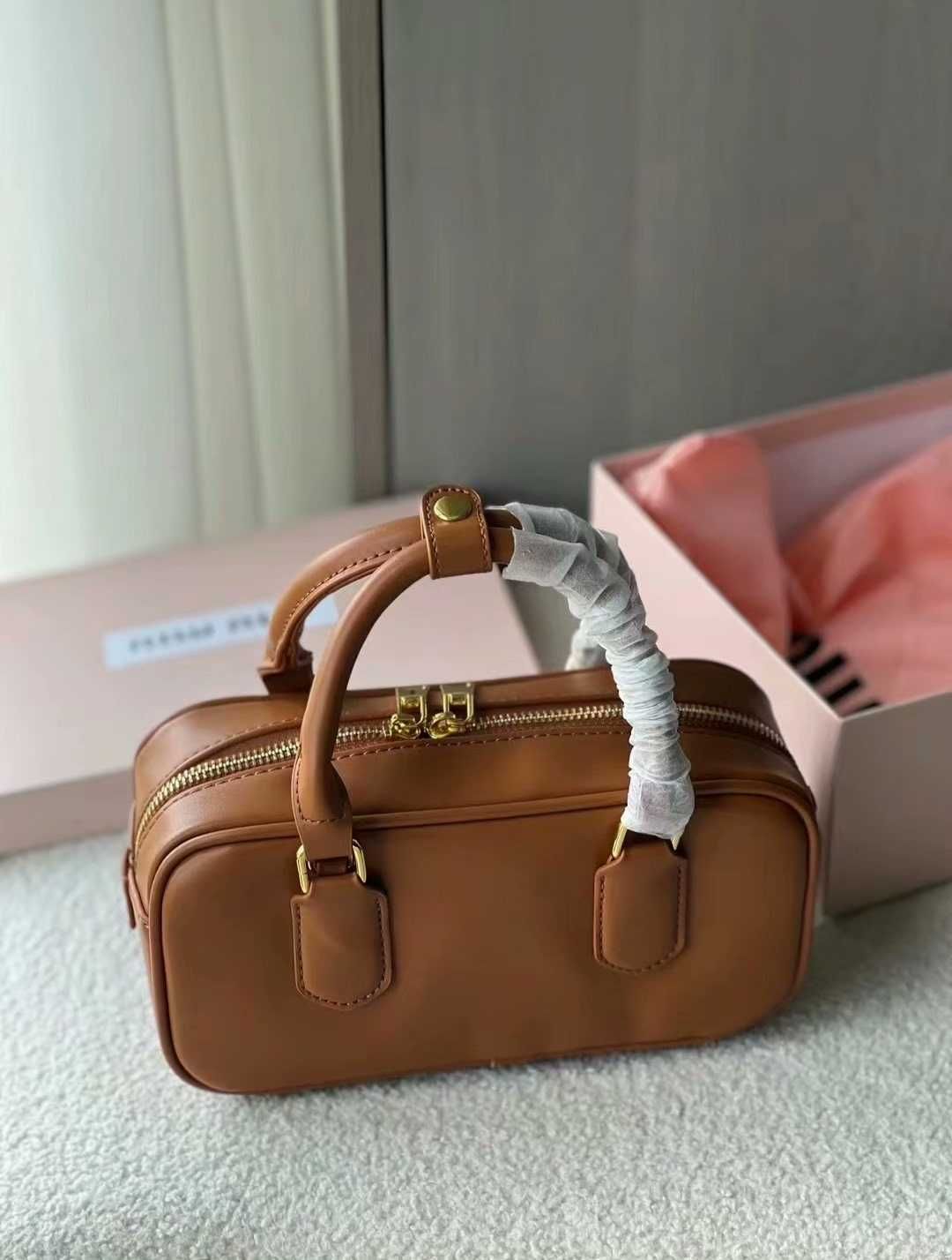 MiuMiu Brązowa Torebka Krzyżówka – Trendy i Praktyczna