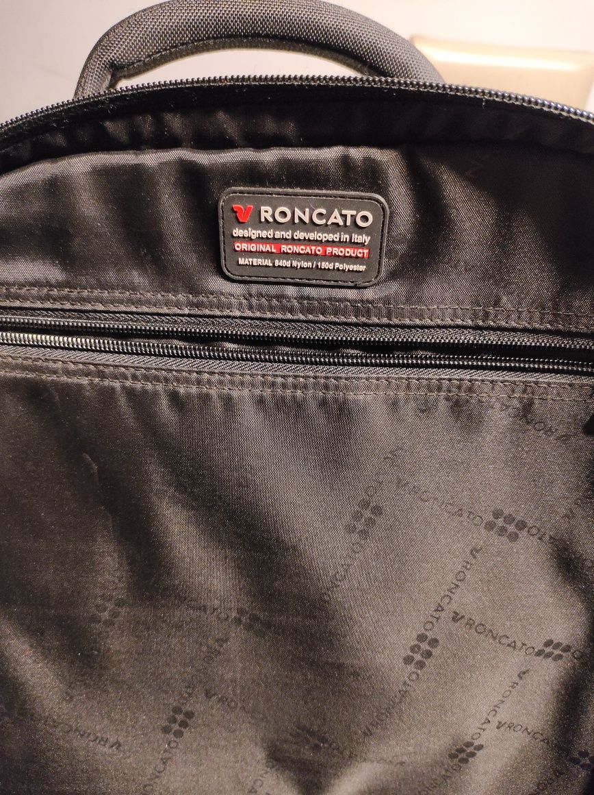 Mochila preta Roncato para portátil