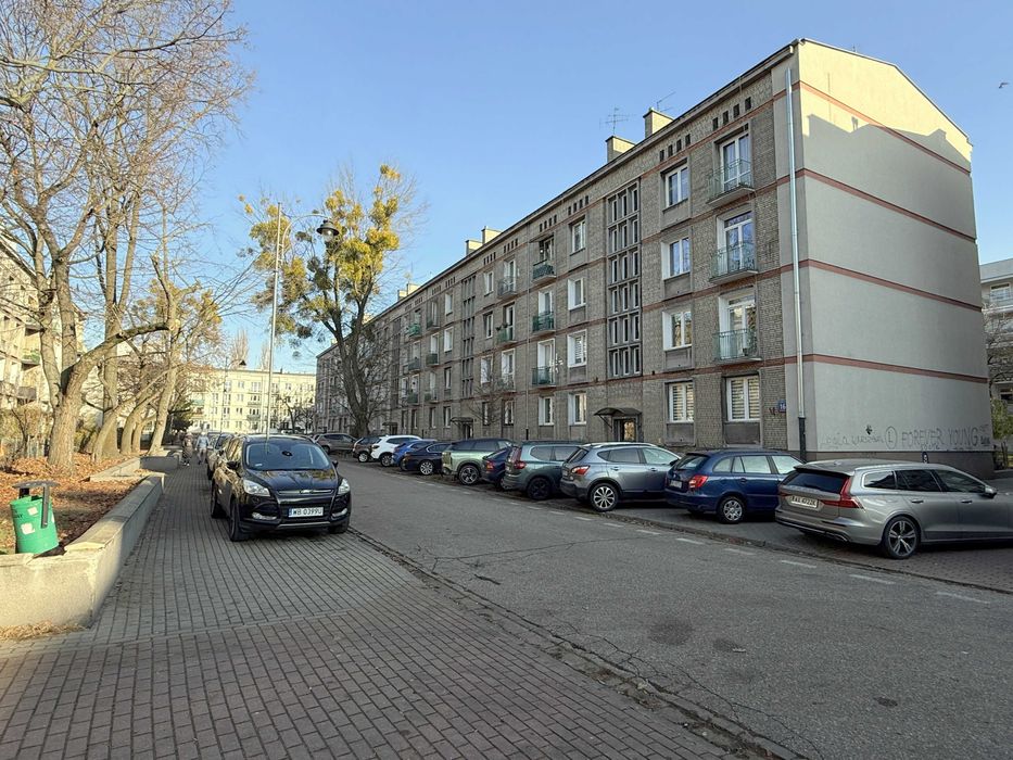 Kompaktowe mieszkanie po remoncie przy Metrze.