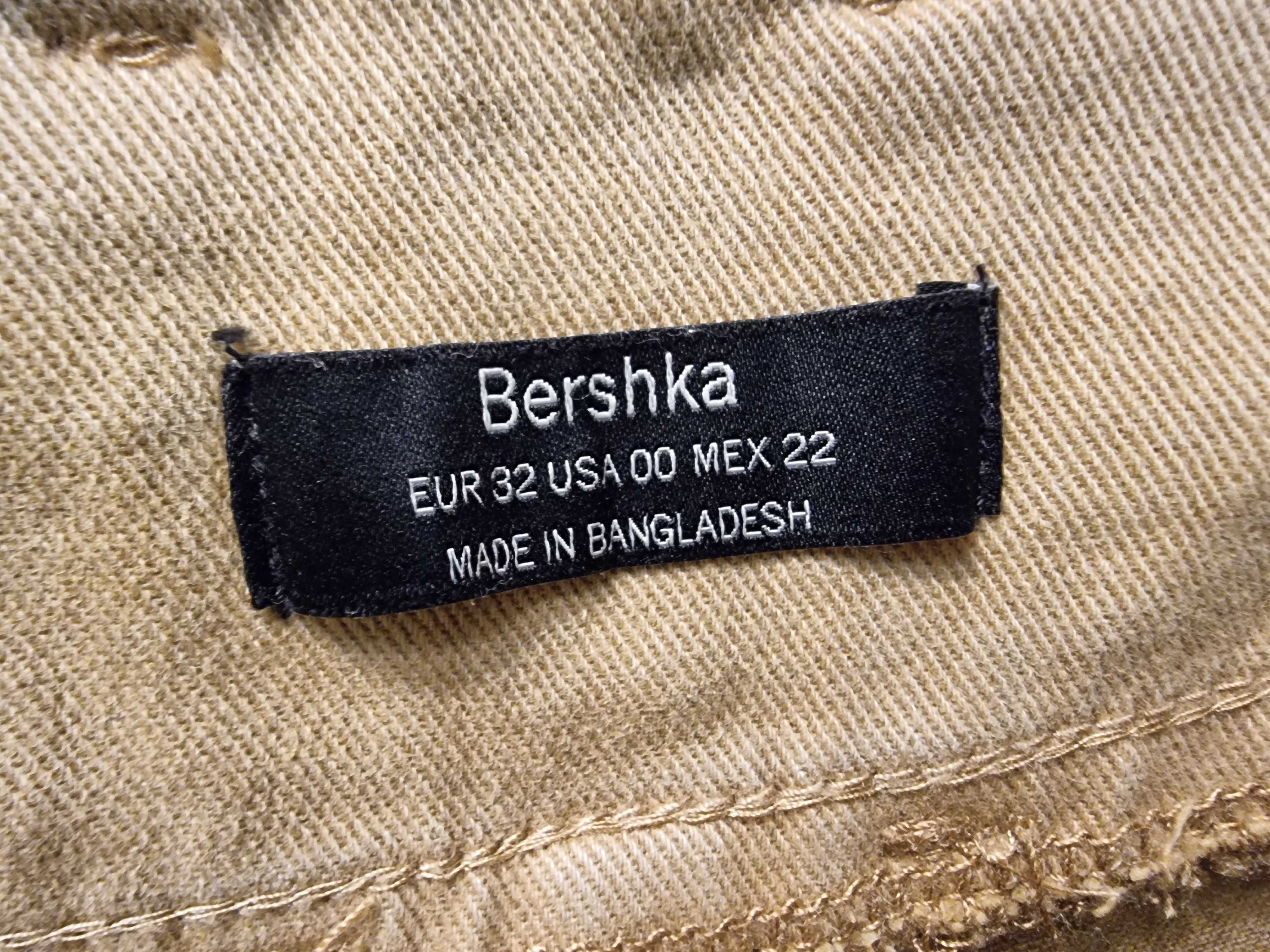 Używane,damskie,krótkie spodenki jeans firmy Bershka