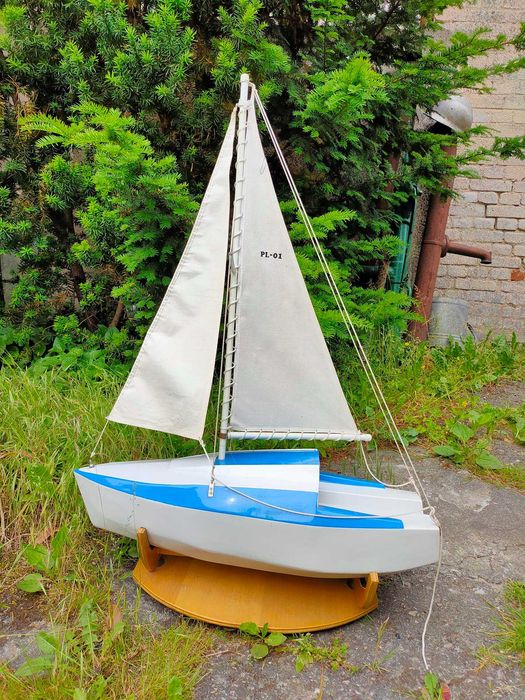 Kolekcjonerski efektowny model żaglówki MAK 770 z okresu PRL.