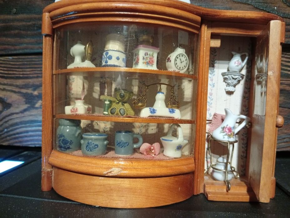 Miniaturowy drewniany model sklepu z antykami.